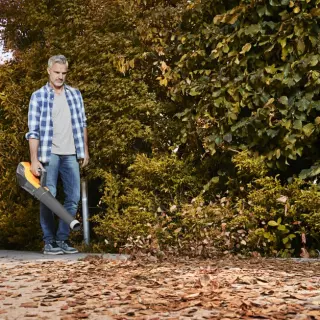 Ekspert STIGA radzi:  Jak przy pomocy dmuchawy ogrodowej sprzątać liście?